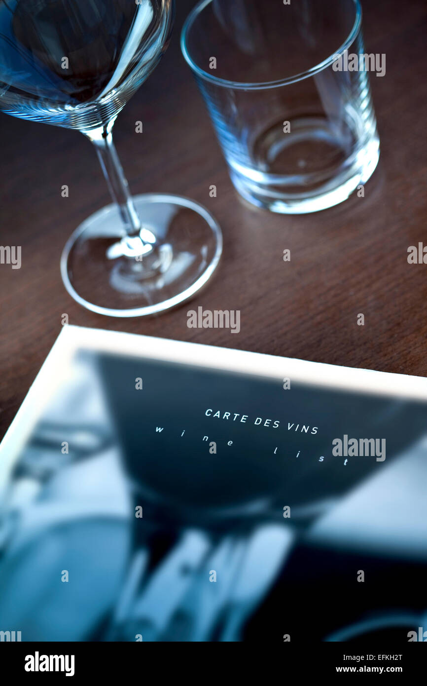Gläser und Wein-Liste auf einem Tisch Stockfoto