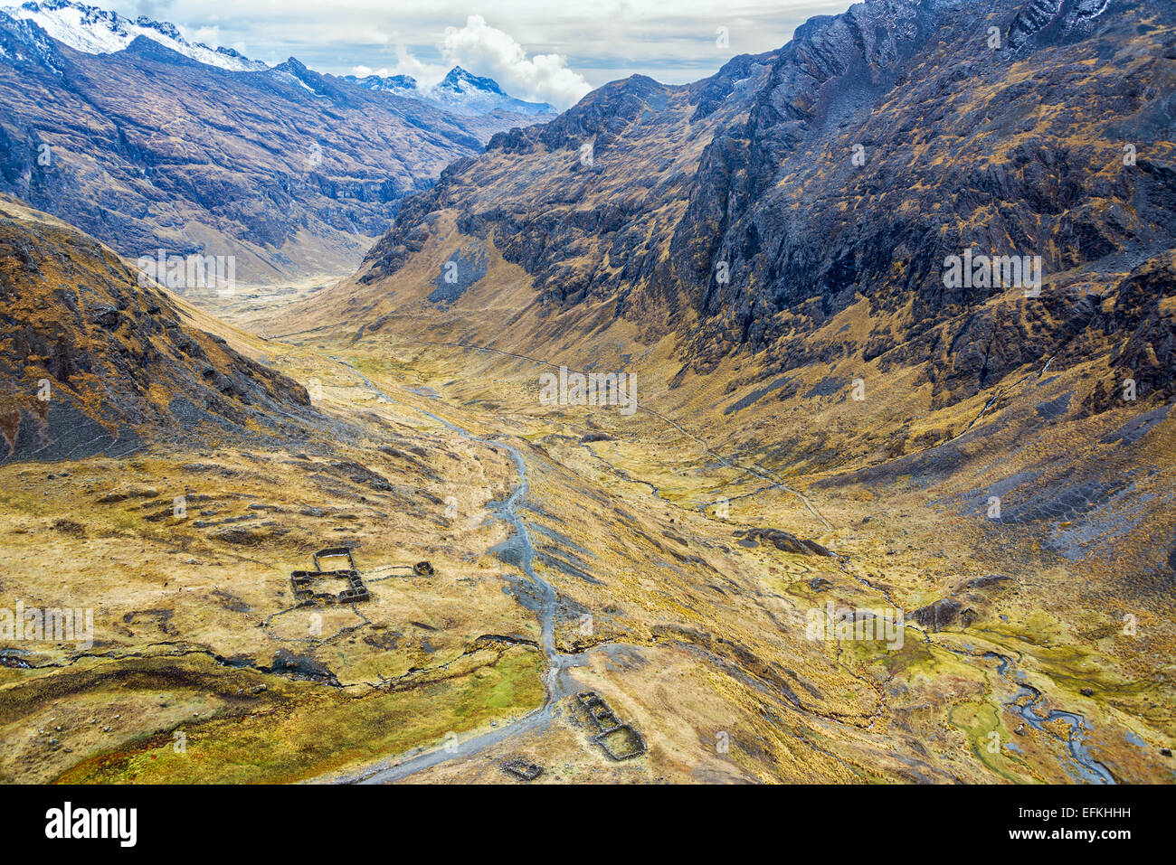 Blick hinunter auf die Inka-Ruinen in einem Tal von hoch oben in den Anden Berge der Cordillera Real in der Nähe von La Paz, Bolivien Stockfoto