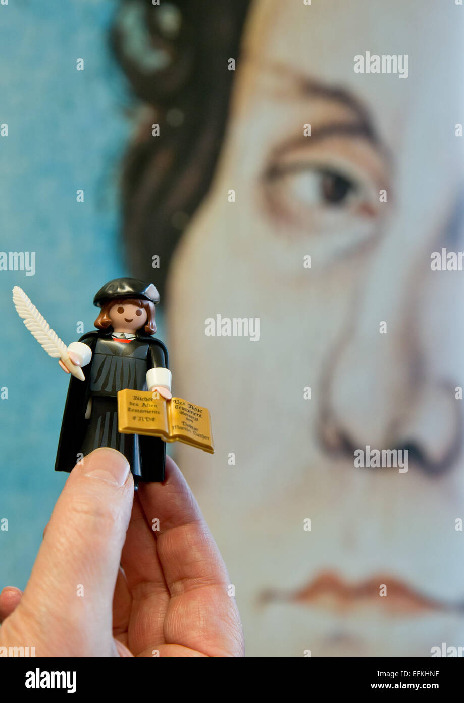 Nürnberg, Deutschland. 6. Februar 2015. Martin Luther als Playmobil-Figur wird vor einem Luther-Porträt von Lucas Cranach in Nürnberg, 6. Februar 2015 vorgestellt. Die Deutsche Zentrale für Tourismus und der Stadt Nürnberg präsentiert die Figur als "Reformation Botschafter". Tourismus-Manager sehen in der Abbildung einen beliebteren Beitrag zur Lutherdekade bis 2017 geht auf. Foto: DANIEL KARMANN/Dpa/Alamy Live News Stockfoto
