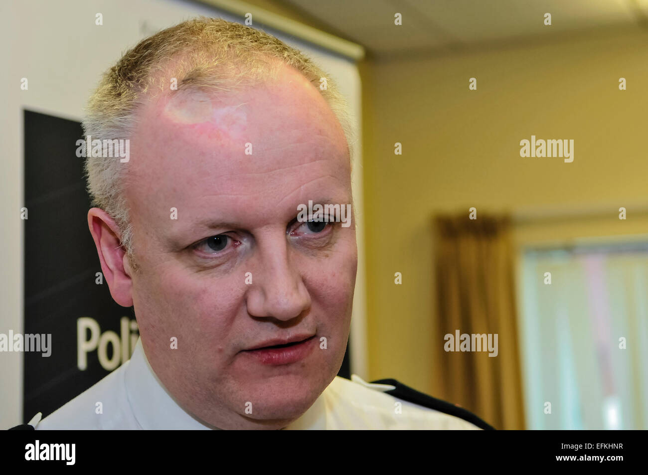 Belfast, Nordirland. 06 Feb 2015 - Hauptkommissar Nigel Grimshaw aus der PSNI hält eine Pressekonferenz über die Bombenanschläge in den letzten 24 Stunden. Er sagte, dass alle vier Geräte starke Ähnlichkeiten aufwiesen, und Polizei behandeln Sie alle als verbunden. Stockfoto