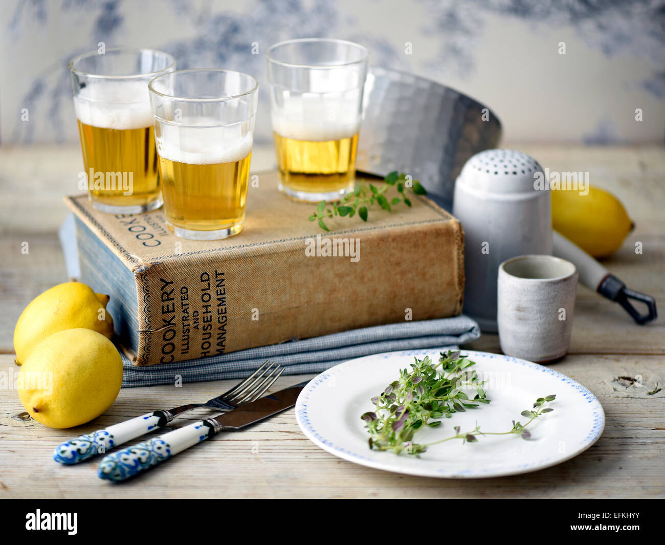 Bier, Zitrone, Thymian, Kochbuch Stockfoto