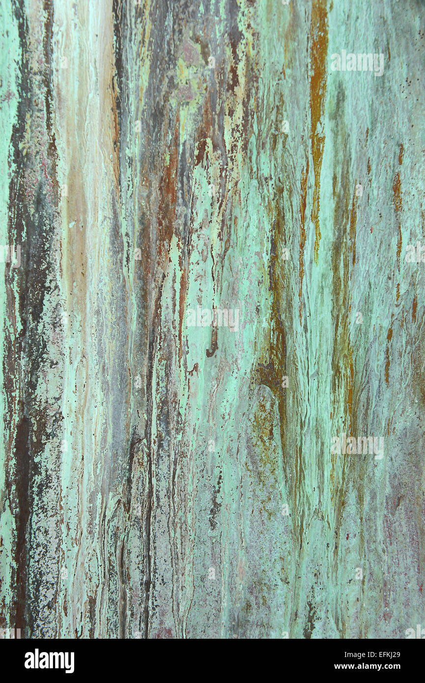 Hintergrund der verrosteten Kupferplatte mit verwitterten Spuren Stockfoto
