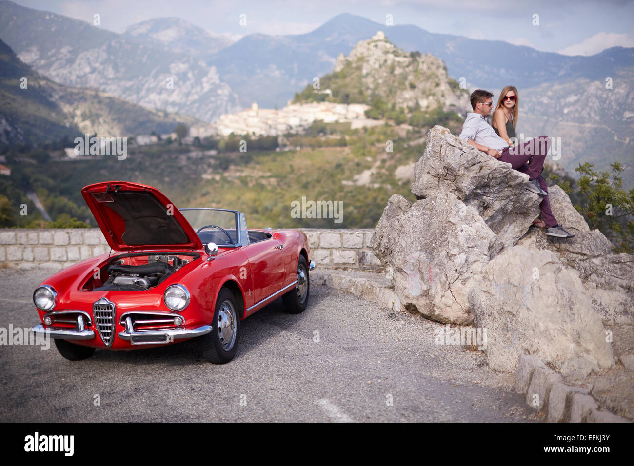 Paar sitzen warten auf Rettung mit einem aufgeschlüsselt Oldtimer in den französischen Bergen Stockfoto