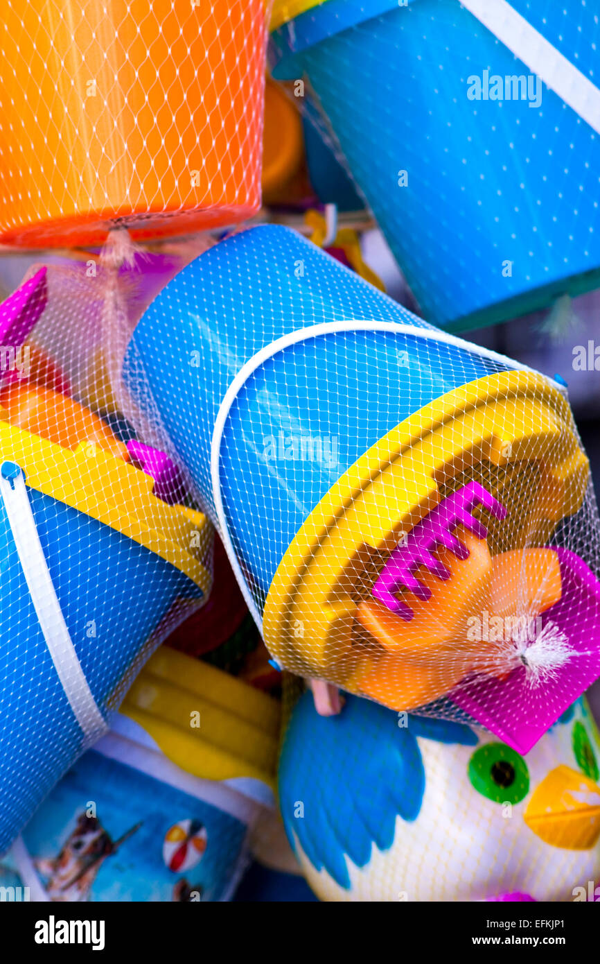 Kunststoff Strandspielzeug auf einem Marktstand Stockfoto