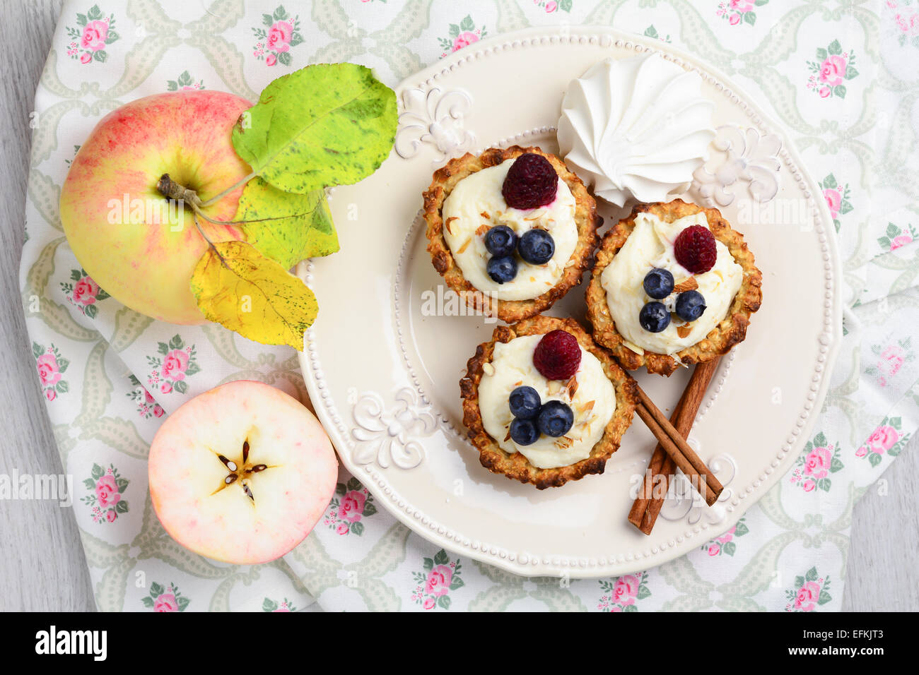 Gebäck mit Marshmallow-Creme, Heidelbeeren, Himbeeren auf weißen Vintage Teller, shabby chic Stil Stockfoto