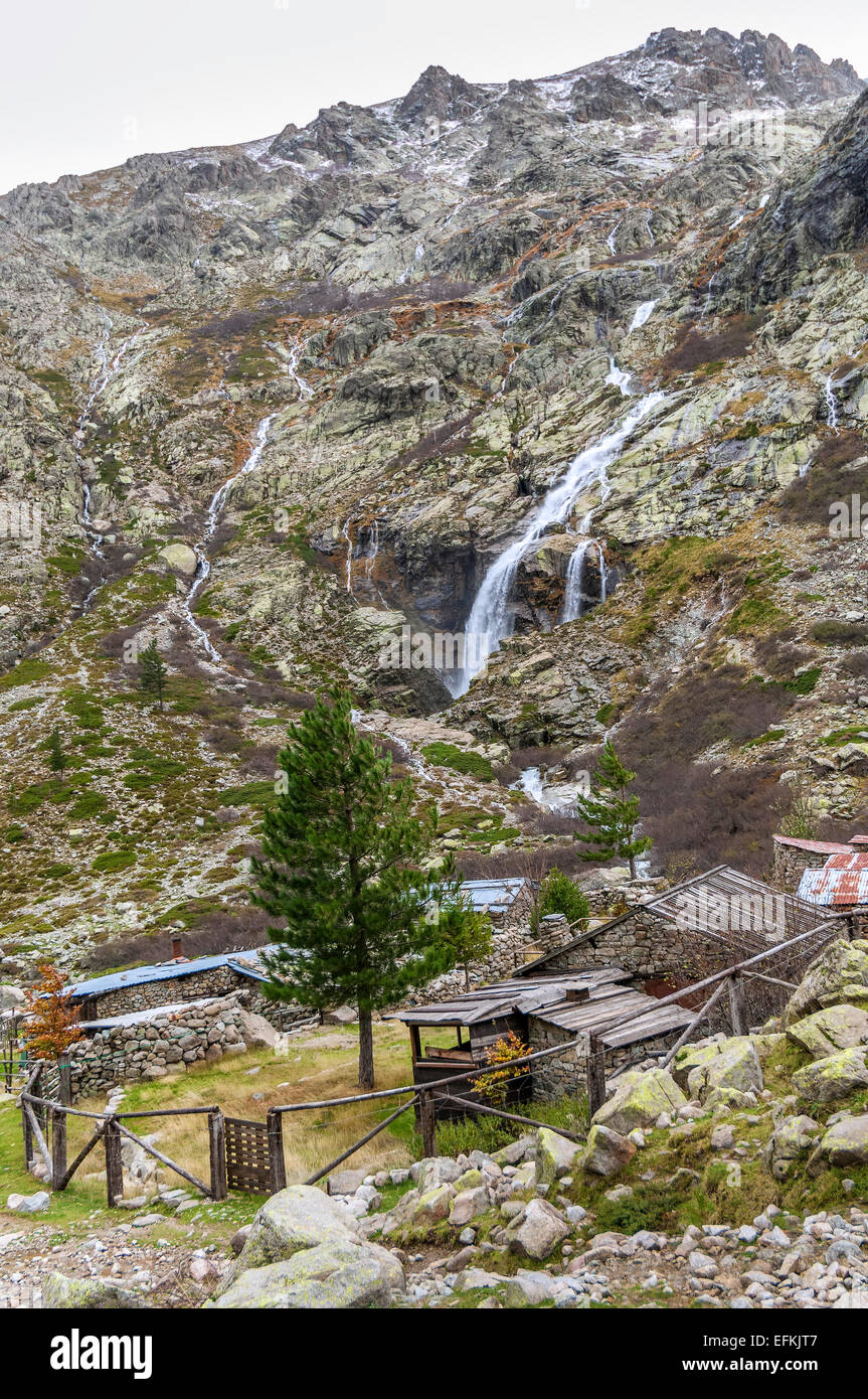 Bergerie et Cascade dans la Vallée de la Restonica Haute Corse 2 B Frankreich Stockfoto