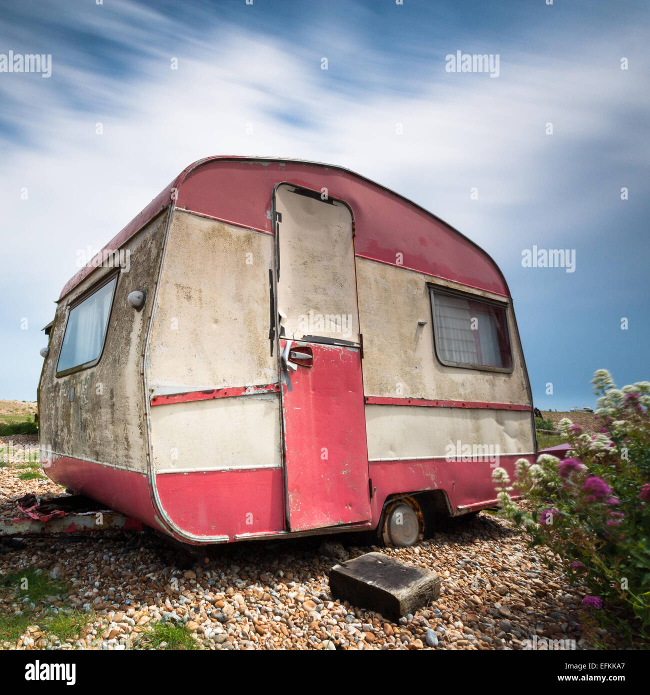 Quadratisches Format Foto von einem alten Wohnwagen auf dem Kiesstrand bei Dungeness in Kent Stockfoto