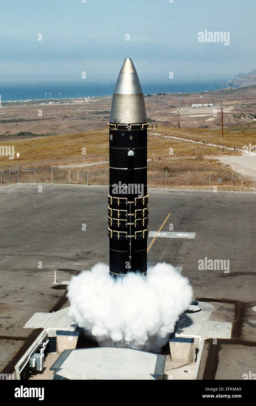 Ein uns Air Force Minuteman II LGM-118 interkontinentalen ballistischen Raketen ist Test ins Leben gerufen auf der Vandenberg Air Force Base 10. August 1995 in Great Falls, Montana.  Diese Rakete in der Ruhestand markiert den Abschluss der Präsident Bushs 1991 "Stand Down" Ordnung, die alle Minuteman-II-Raketen aus Warnung entfernt. Stockfoto