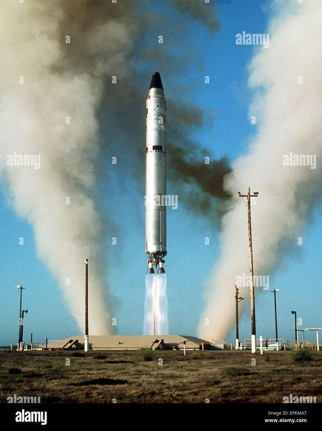 Eine Air Force Titan II interkontinentalen ballistischen Raketen II Rakete mit einem W53-Sprengkopf passen in die Mk-6 Re-Entry Vehicle während eines Tests auf der Vandenberg Air Force Base 1. Januar 1975 in Vandenberg in Kalifornien ins Leben gerufen. Stockfoto