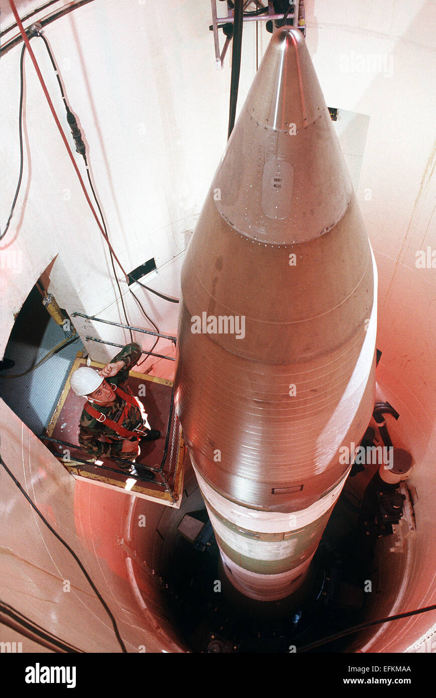 Eine Luftwaffe Flieger mit dem 321st organisatorischen Rakete Wartung Geschwader inspiziert eine LGM - 30G Minuteman III interkontinentale ballistische Atomrakete in der Start-Silo auf Malmstrom Air Force Base 1. Januar 1989 in Great Falls, Montana. Stockfoto