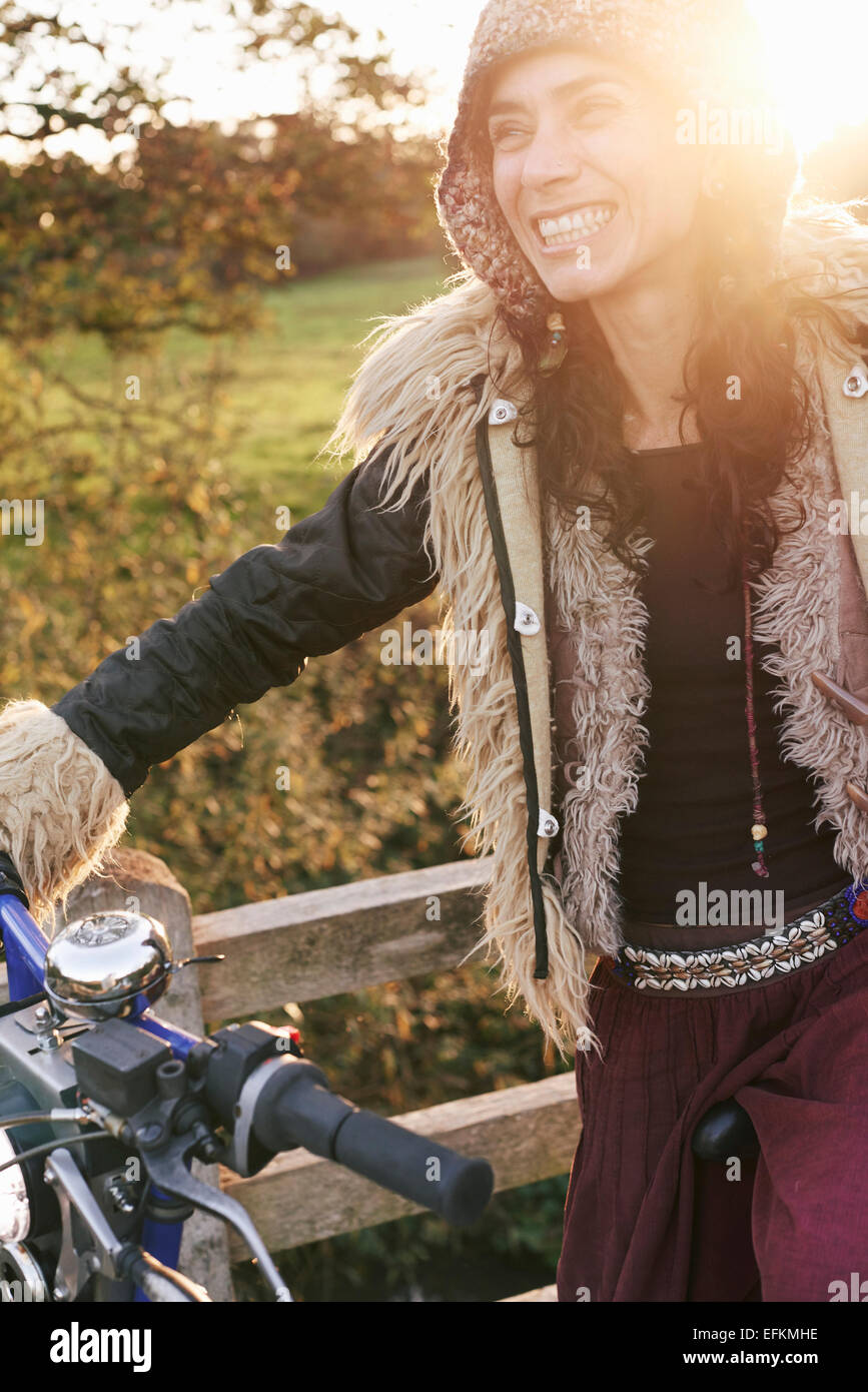 Lachen, Hippie weibliche Radfahren auf Landstraße Stockfoto