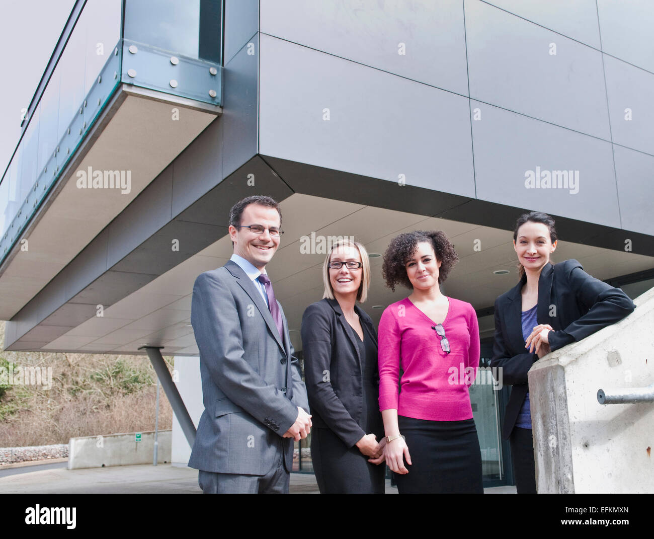 Porträt von Geschäftsmann und drei Unternehmerinnen vor Bürogebäude Stockfoto