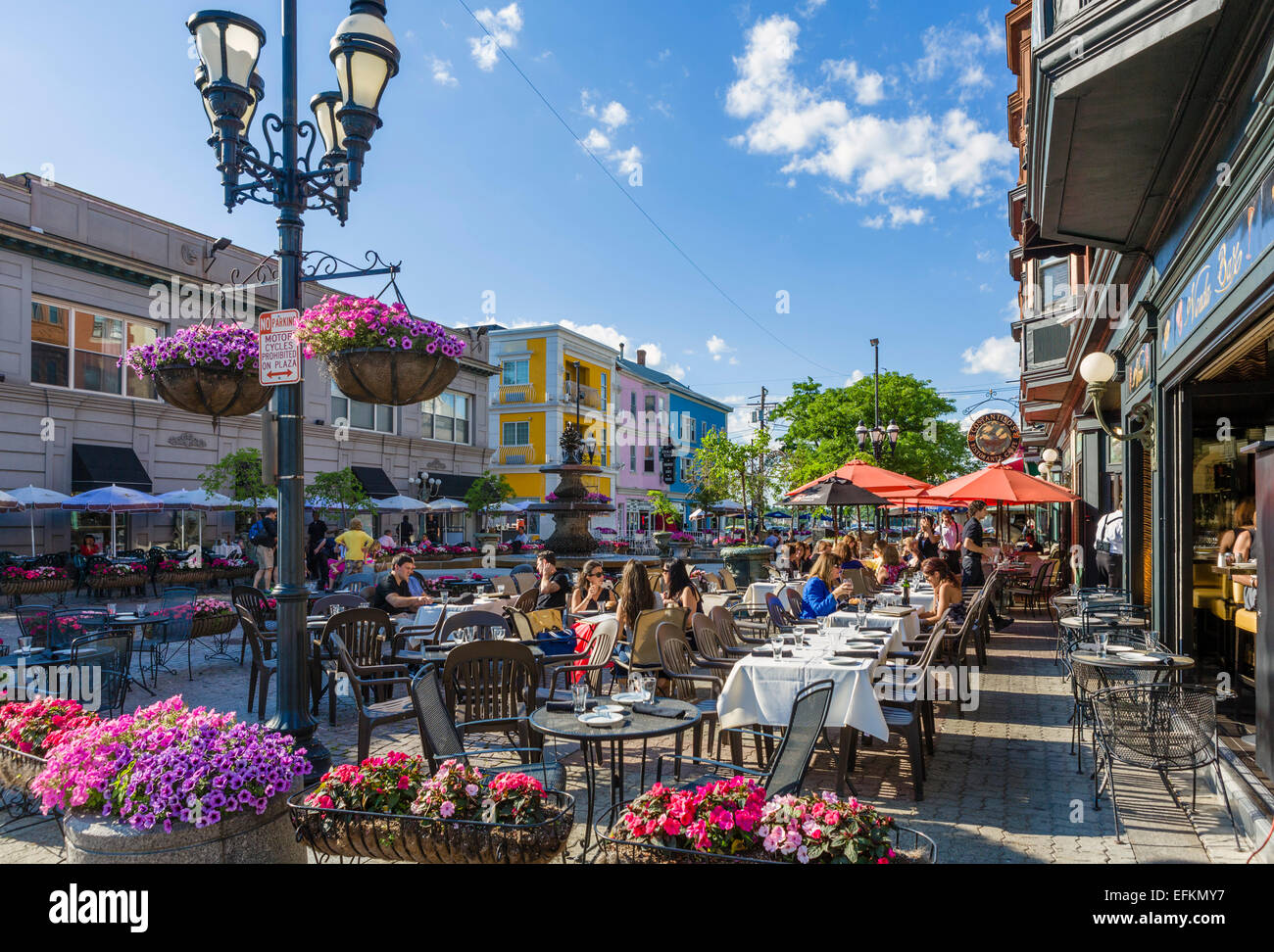 Restaurants auf DePasquale Square off Atwells Avenue, Federal Hill District, Providence, Rhode Island, USA Stockfoto