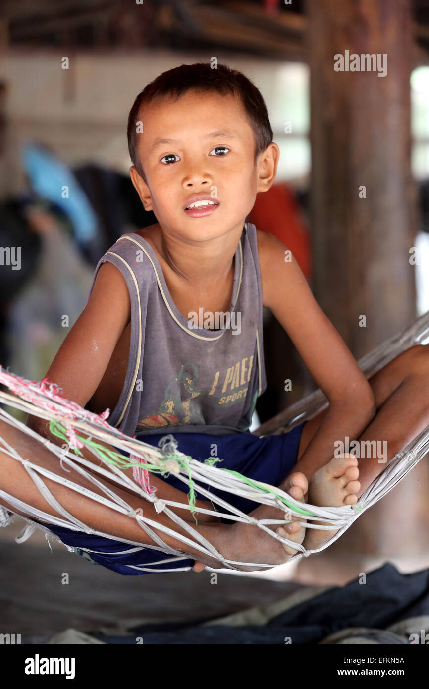 Junge sitzt in einer Hängematte. Saepean Dorf in Kambodscha Stockfoto
