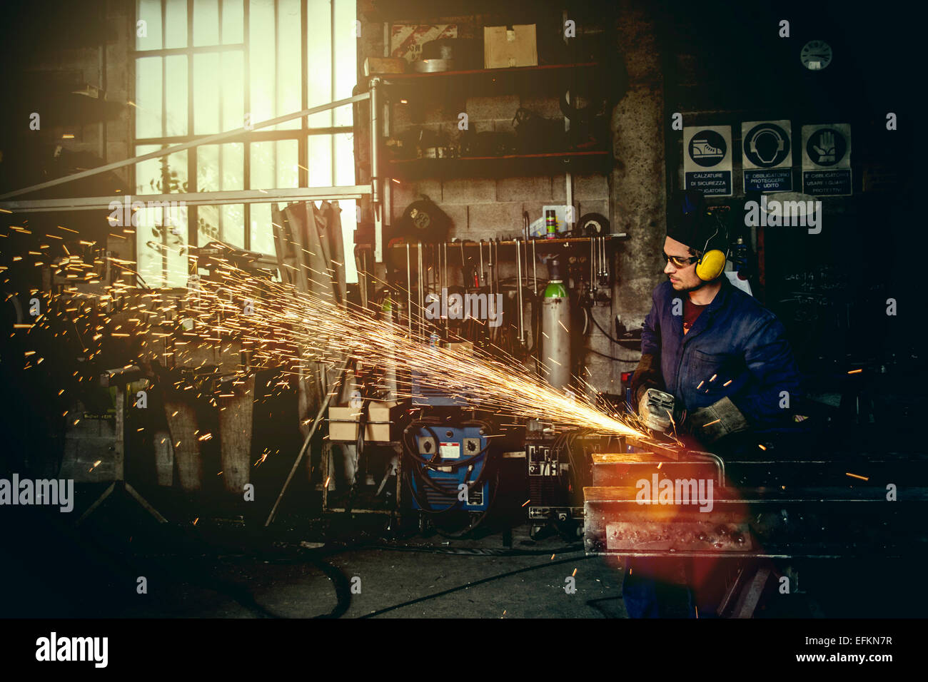 Schweißer schneiden Eisen im workshop Stockfoto