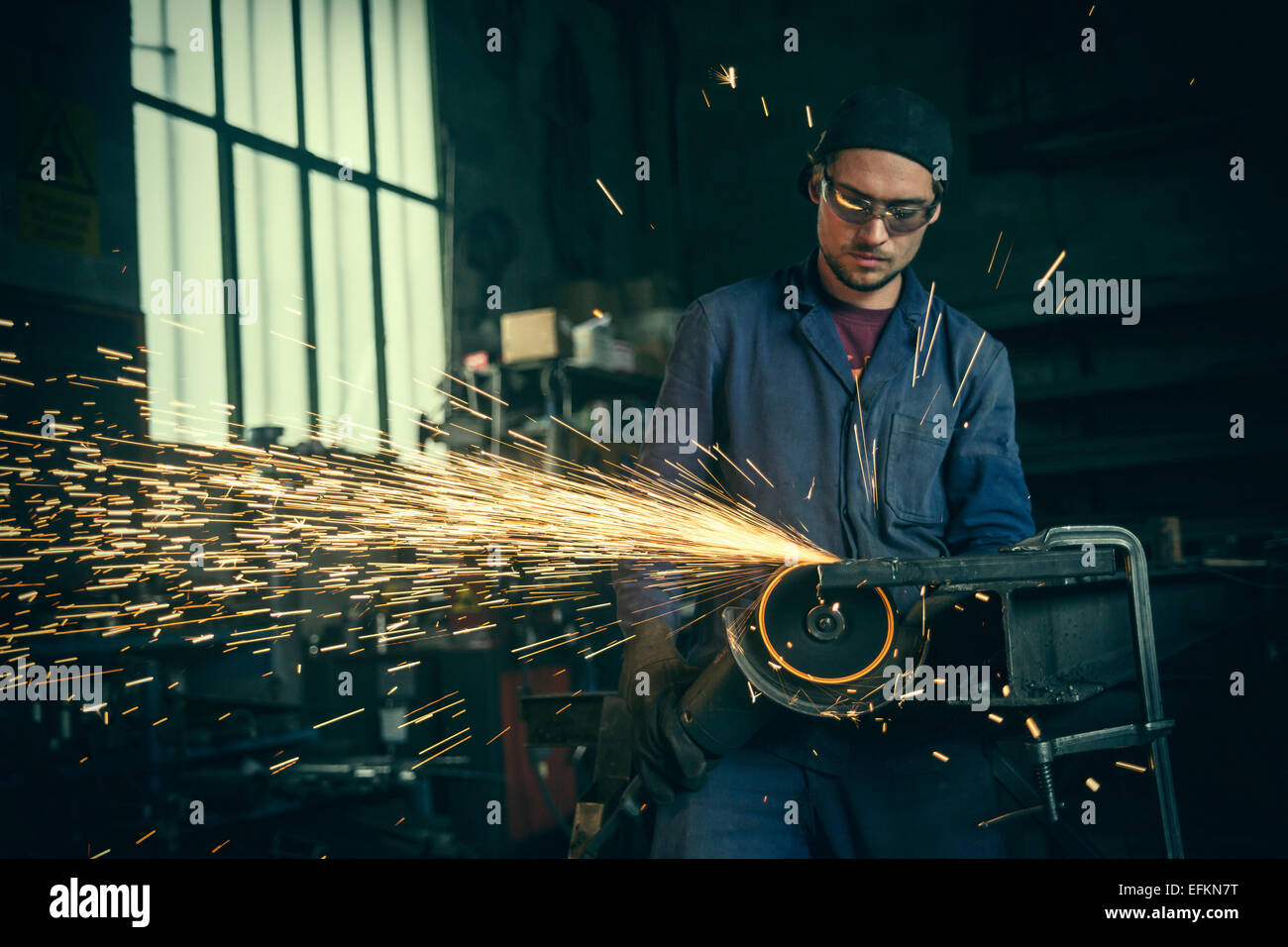 Schweißer schneiden Eisen im workshop Stockfoto