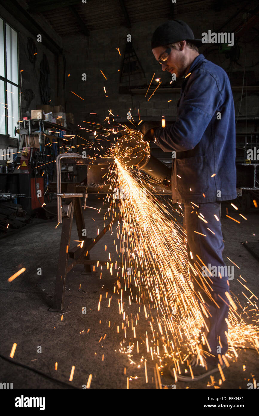 Schweißer schneiden Eisen im workshop Stockfoto