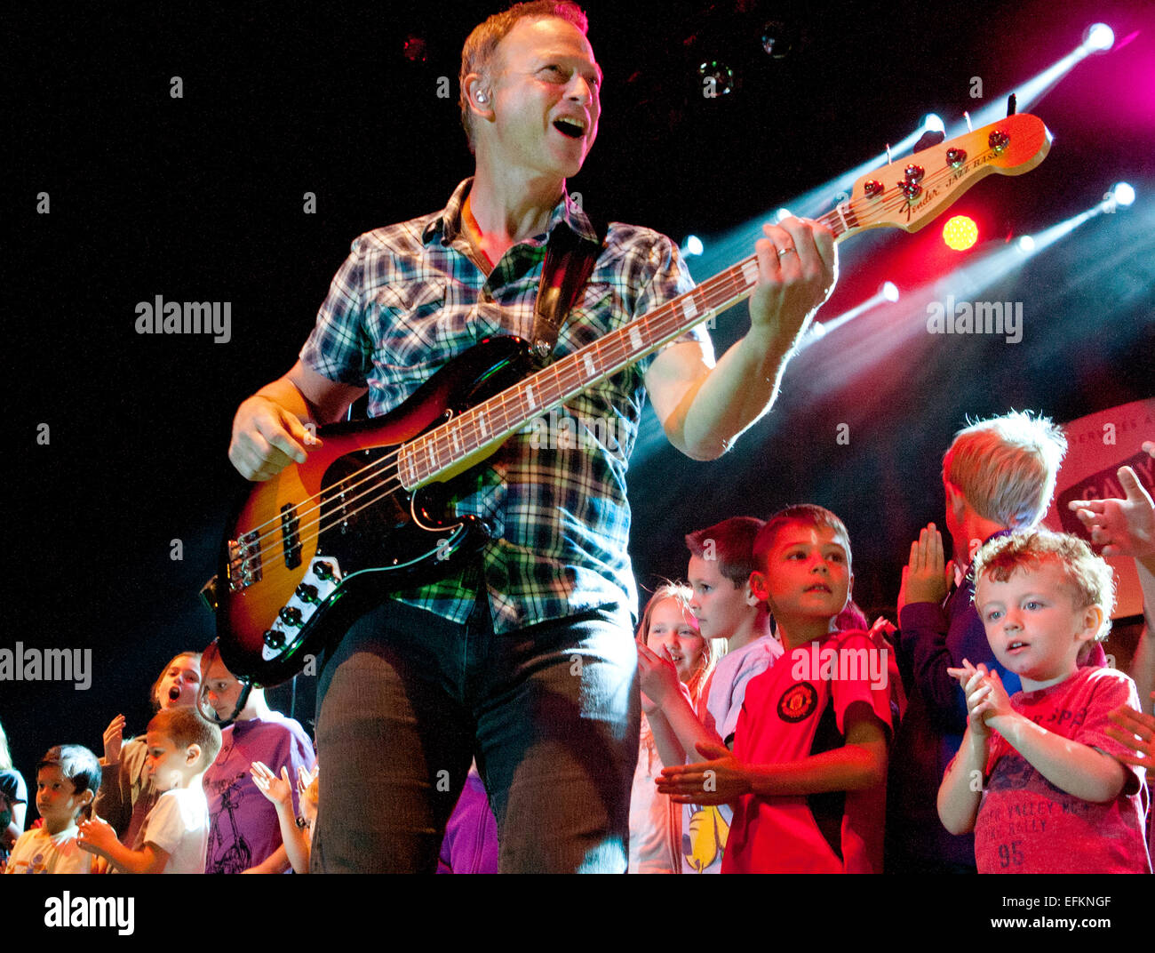 Schauspieler Gary Sinise und Lt. Dan Band führen für die Truppen auf Z.B. Warren Air Force Base 17. August 2014 in Cheyenne, Wyoming. Stockfoto