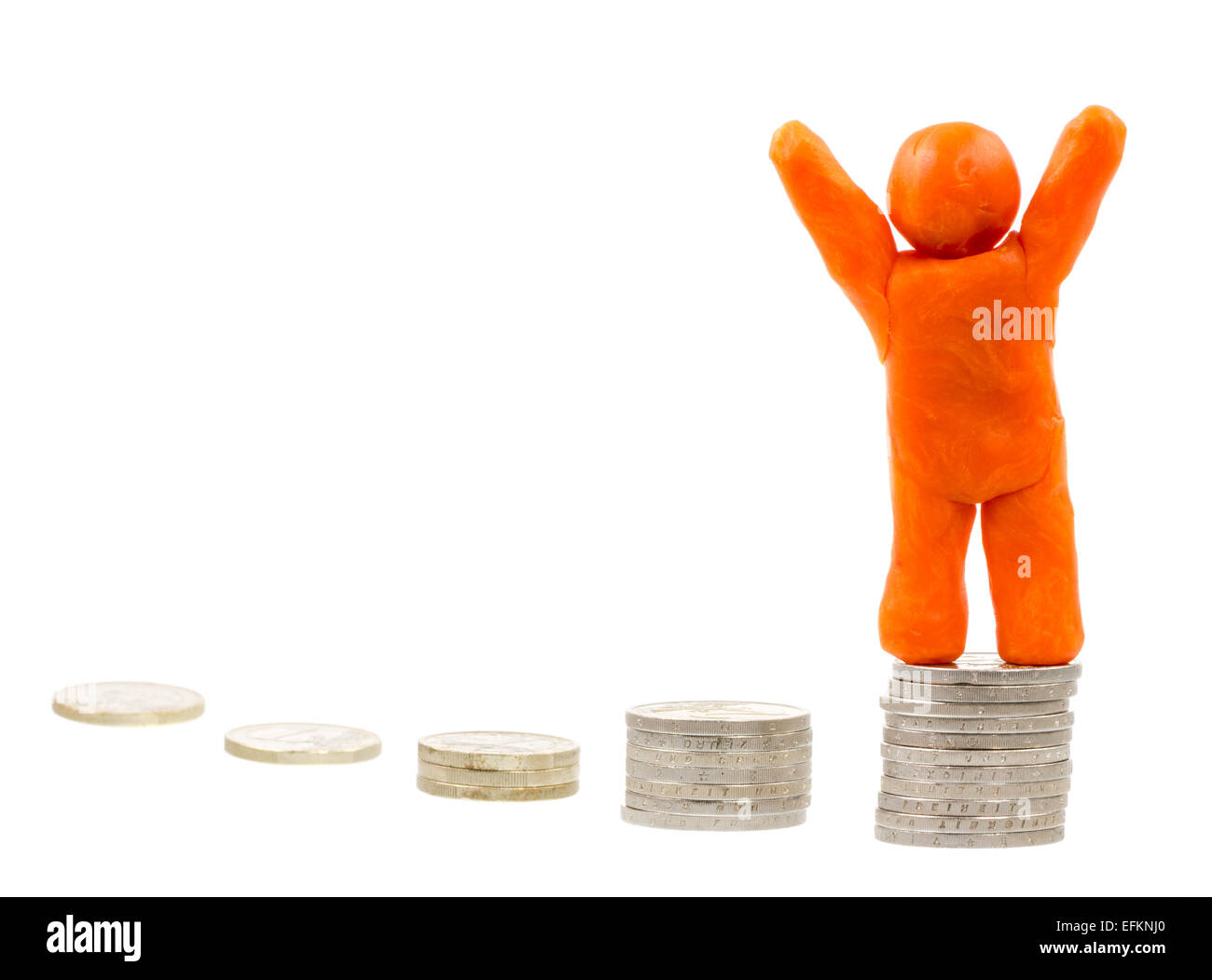 Erfolgreiche Gewinner auf der Oberseite - Selfmade menschlichen Plastilin Figur stehend auf einem Stapel von Münzen Stockfoto