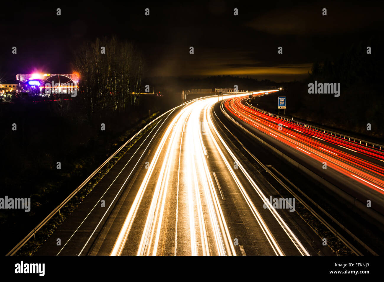 Lichtspuren auf einer deutschen Autobahn (Highway) an der Autobahn Ausfahrt Pfaffenhofen. Stockfoto