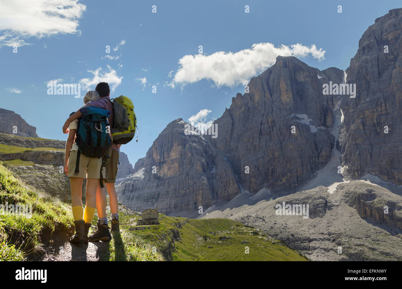 Rückansicht des Wandern paar Blick auf Tal, Brentei Hütte, Brenta Dolomiten, Italien Stockfoto