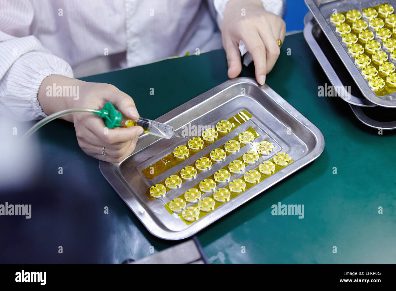 Techniker arbeiten in LED-Fabrik Stockfoto
