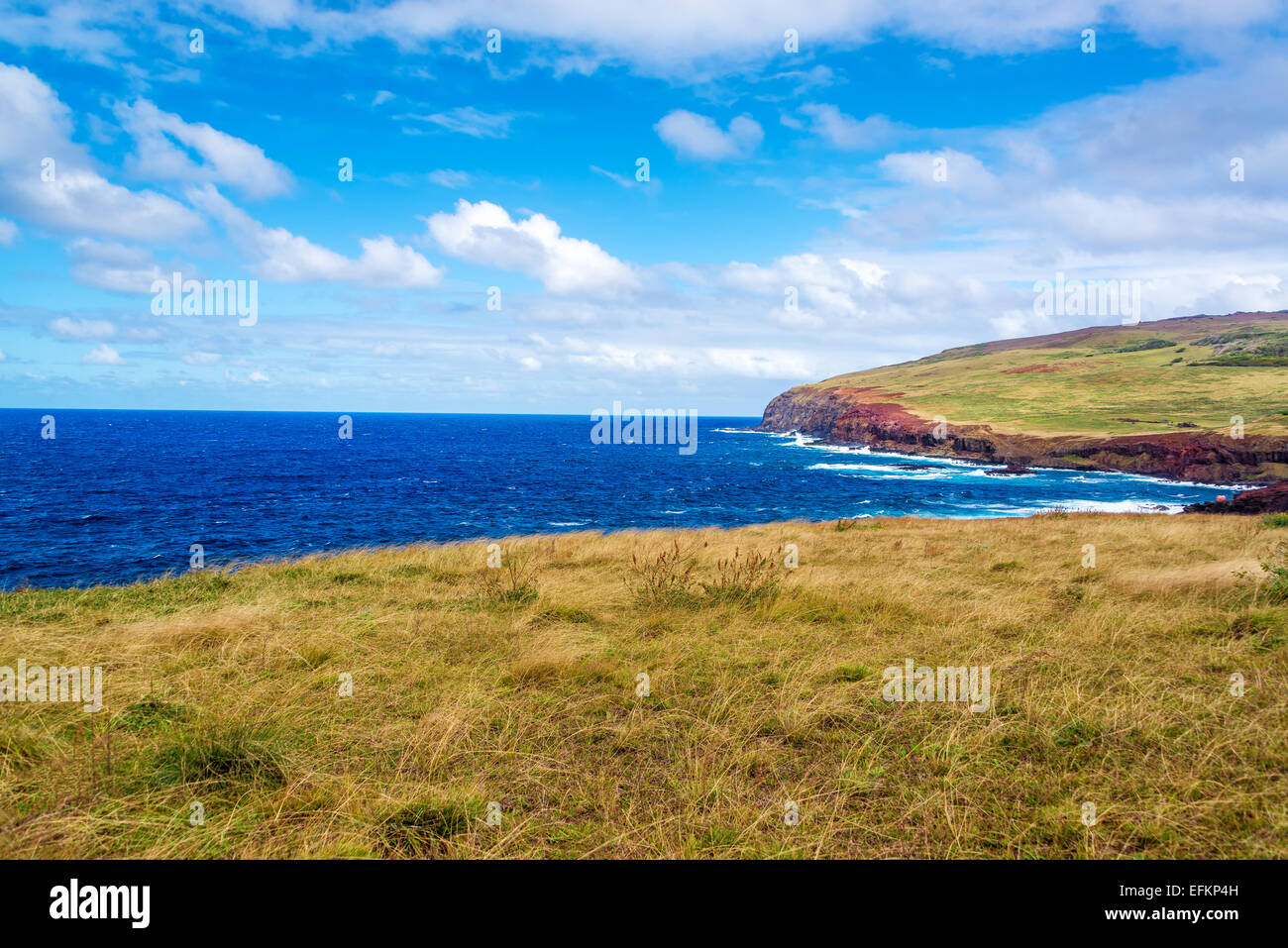 Schöne Landschaft und tief blaue Pazifik gesehen auf der Osterinsel Stockfoto