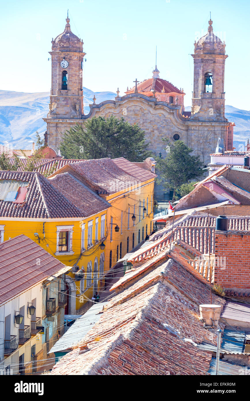 Blick auf eine Straße führt bis zur Kathedrale in Potosi, Bolivien Stockfoto