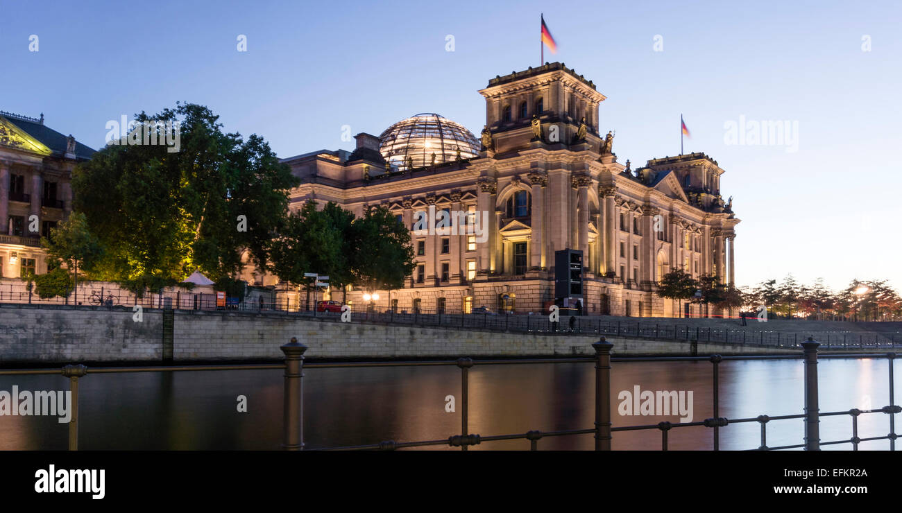 Deutschen Reichstag an der Spree, Berlin, Deutschland Stockfoto