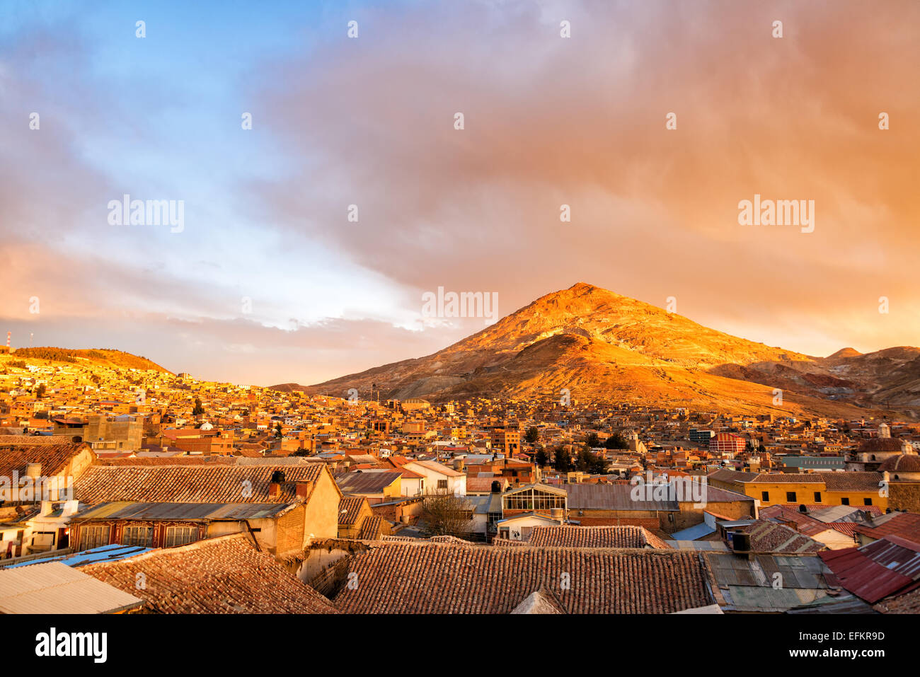 Potosi, Bolivien bei Sonnenuntergang mit Cerro Rico im Hintergrund Stockfoto