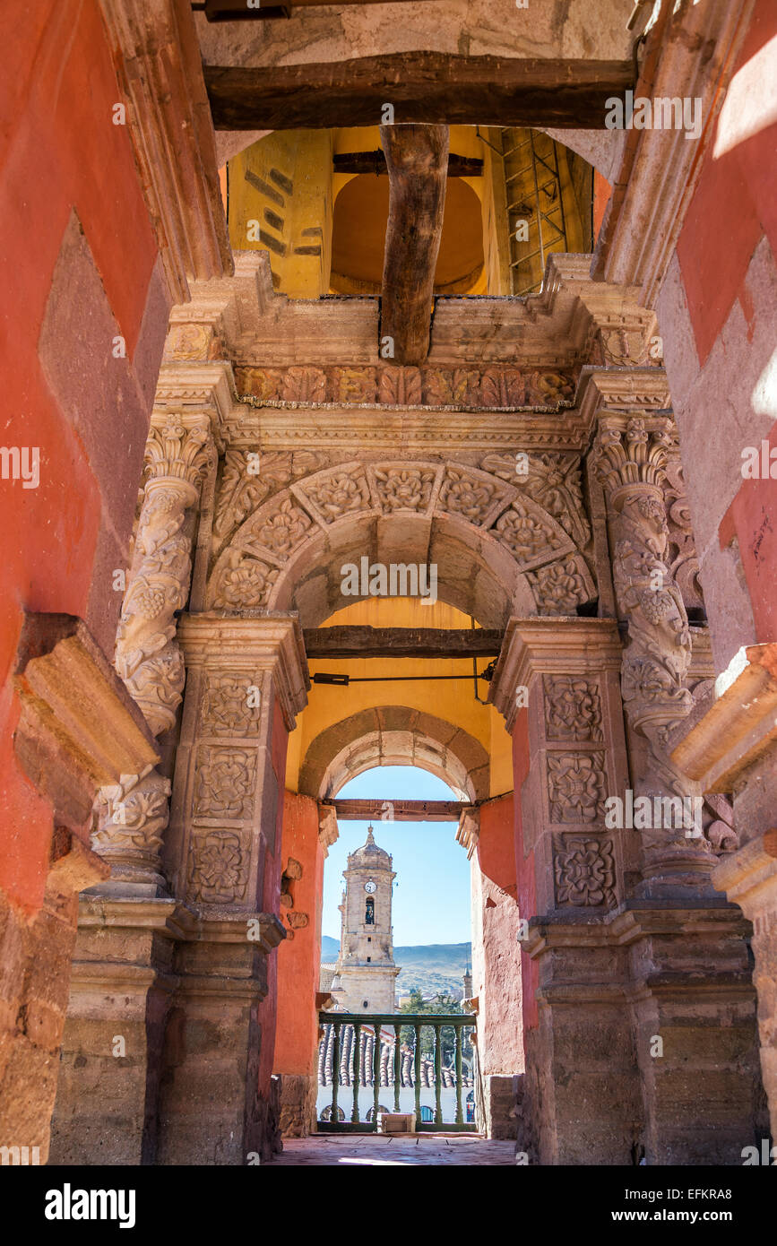 Blick auf einen Kirchturm in Potosi, Bolivien mit dem Dom im Hintergrund Stockfoto