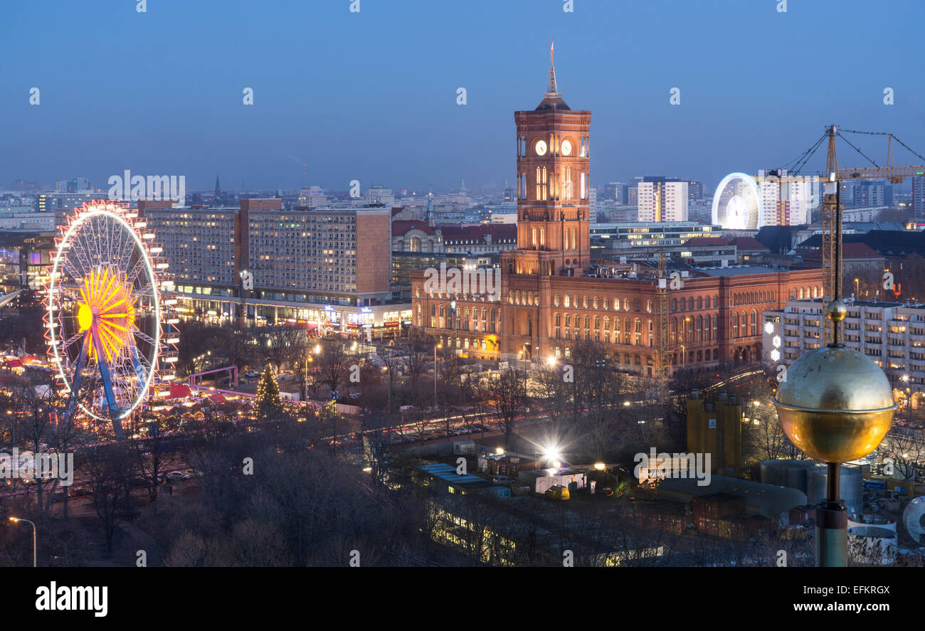 Panoramablick vom Kuppeldach, Rote Rathaus, Rotes Rathaus, Weihnachtsmarkt, Berlin, Deutschland Stockfoto