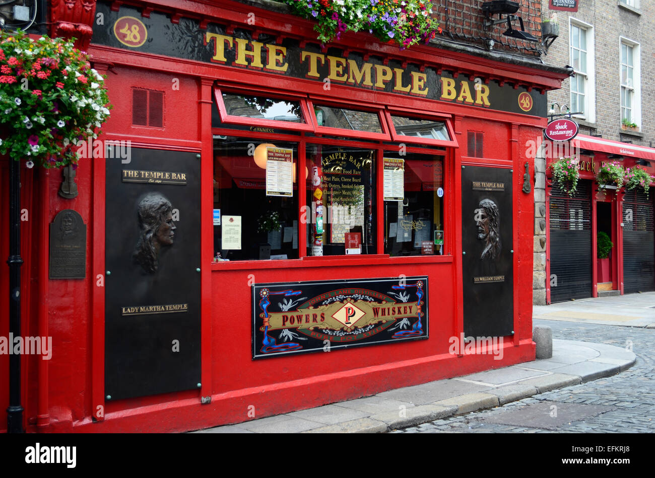 Berühmten roten Pub in Temple Bar district in Dublin, Irland. Stockfoto