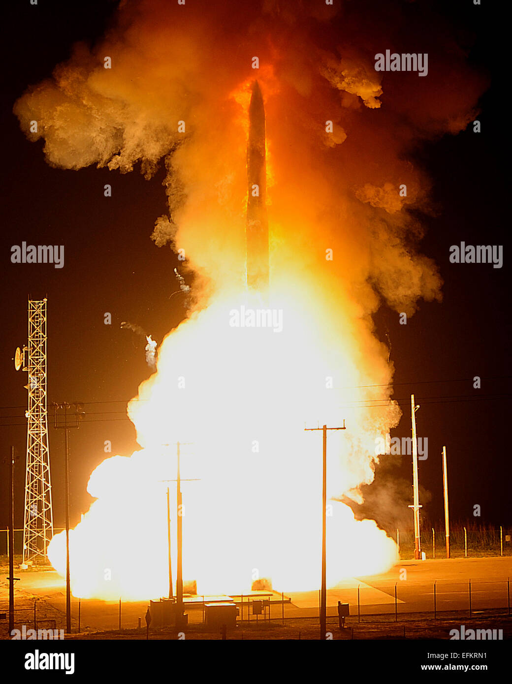 Eine Luftwaffe, die unbewaffnet LGM - 30 G Minuteman III interkontinentalen ballistischen Raketen, während eine Funktionsprüfung auf der Vandenberg Air Force Base 25. Februar 2013 in Vandenberg in Kalifornien gestartet wird. Stockfoto