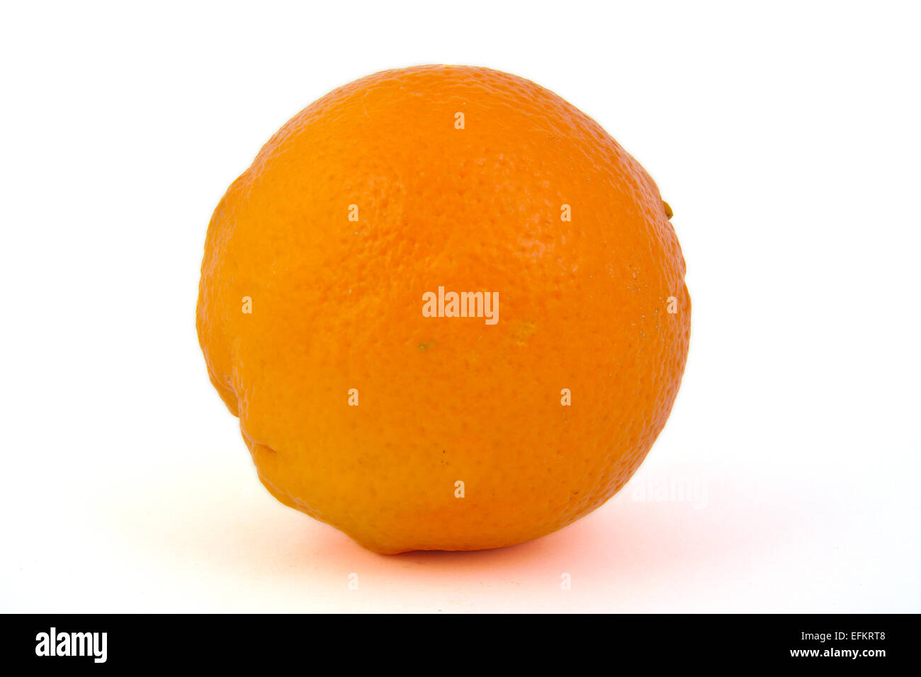 Nahaufnahme einer Orange auf weißem Hintergrund Stockfoto