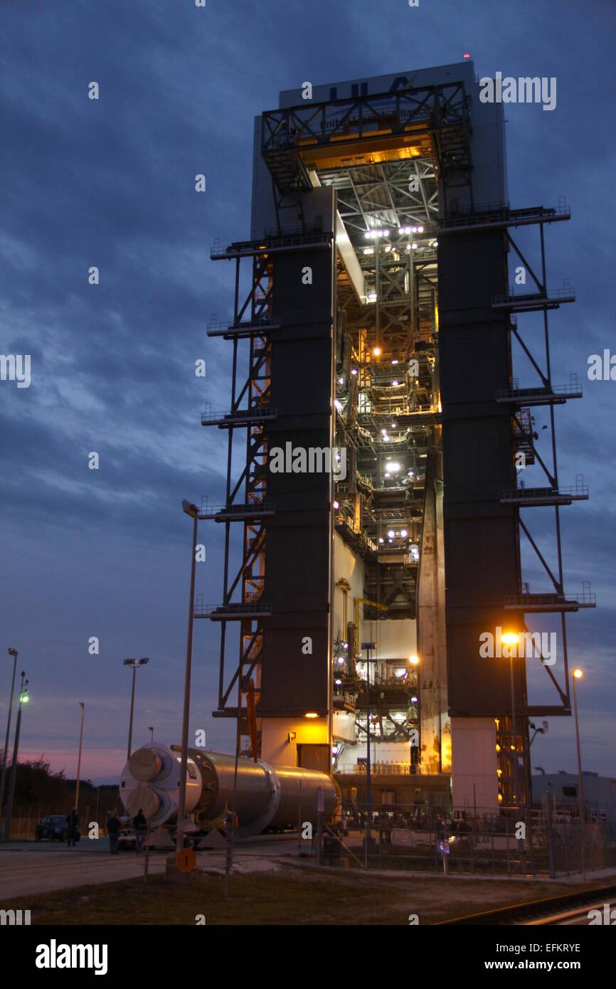 Eine United Launch Alliance Atlas V-Rakete, die Durchführung der Magnetospheric Multiscale Mission Satellit wird in Position bei Space Launch Complex 41 4. Februar 2015 in Cape Canaveral, Florida aufgehoben. Stockfoto