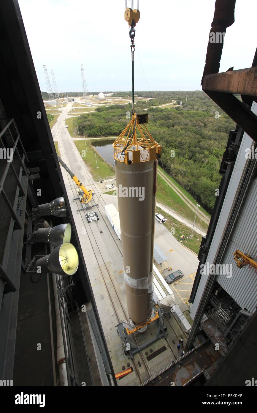 Eine United Launch Alliance Atlas V-Rakete, die Durchführung der Magnetospheric Multiscale Mission Satellit wird in Position bei Space Launch Complex 41 4. Februar 2015 in Cape Canaveral, Florida aufgehoben. Stockfoto