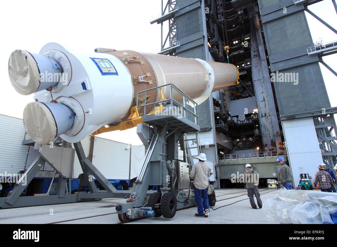 Bodenpersonal heben die United Launch Alliance Atlas V-Rakete tragen die Magnetospheric Multiscale Mission Satelliten in Position bei Space Launch Complex 41 4. Februar 2015 in Cape Canaveral, Florida aufgehoben wird. Stockfoto