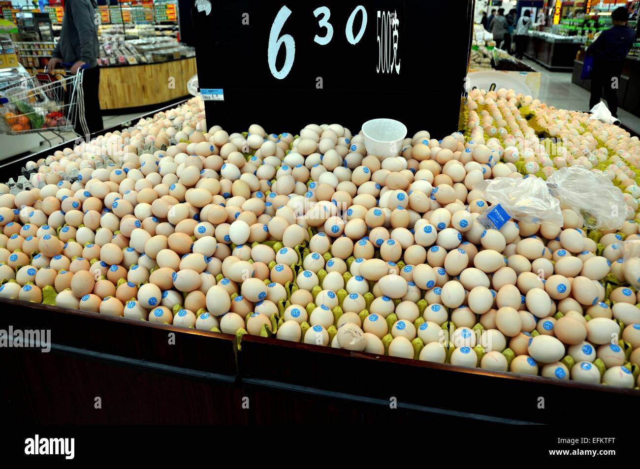 Chengdu, China: Eine Anzeige von frischen Eiern, gestempelt jeweils mit einem blauen Siegel, in einem großen Wal-Mart Supermarkt Stockfoto