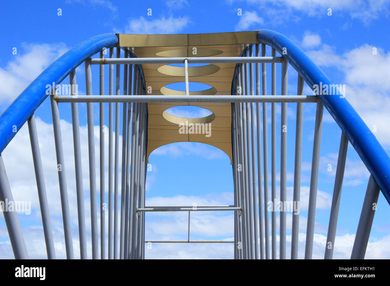 Ein Stahl Fußgängerbrücke in einem Park in Ibarra, Ecuador Stockfoto