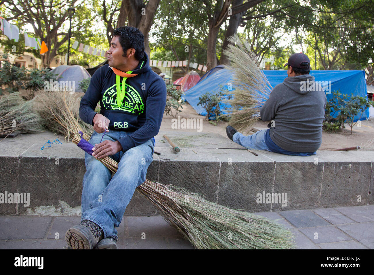 Oaxaca, Mexiko - Arbeitnehmer machen Besen für die Straße fegen. Stockfoto