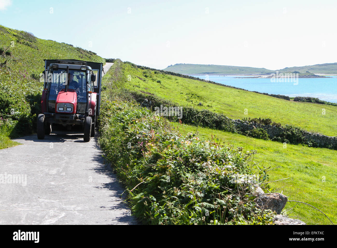 Sightseeing Traktor mit Anhänger warten auf Touristen auf der Küstenstraße, die Scilly-inseln, Großbritannien Stockfoto