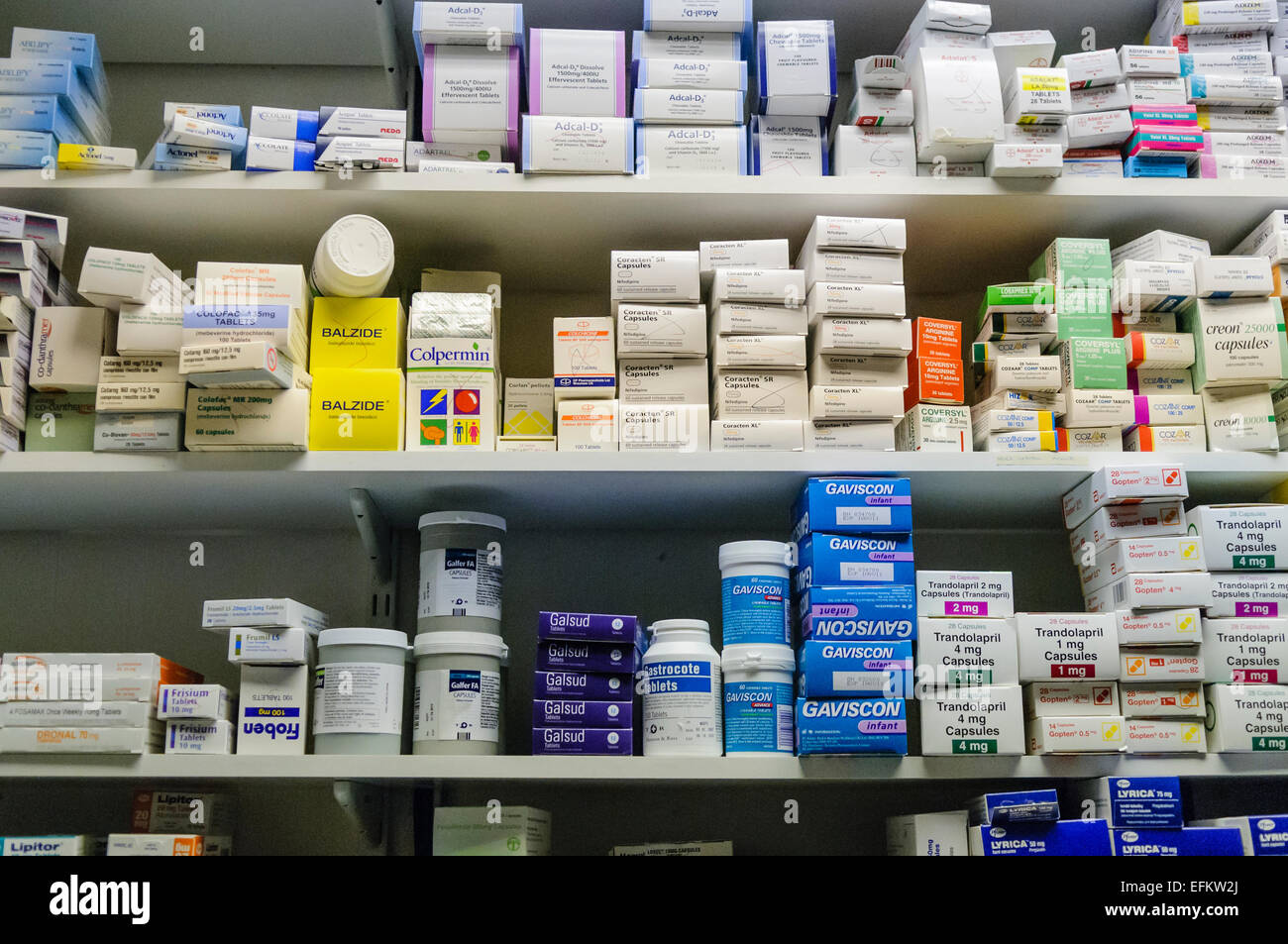 Viele verschreibungspflichtige Medikamente in den Regalen in einer Apotheke Stockfotografie Alamy