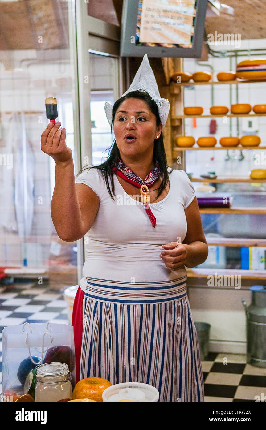 Eine Frau in einer Käserei in den Niederlanden hält eine Flasche Lab, verwendet, um die Milch gerinnen. Stockfoto