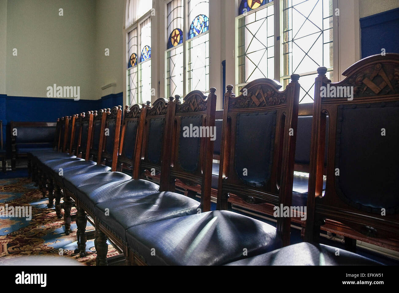 Leere Sitze in den Bastelraum einer Freimaurer-Halle. Stockfoto