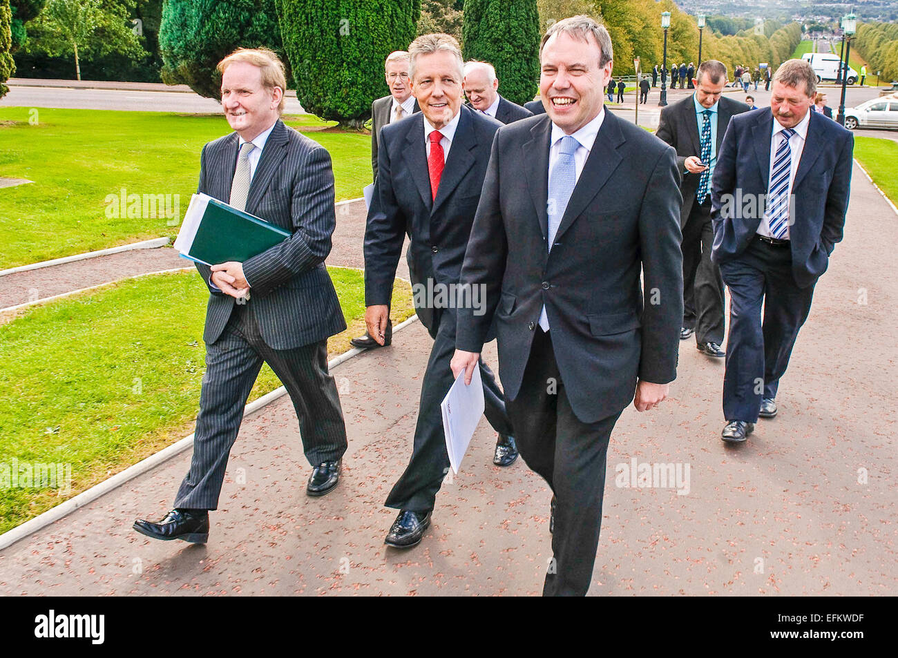 Hochrangige Mitglieder der DUP Fuß den Hügel hinauf zum Parlamentsgebäude Stormont Stockfoto