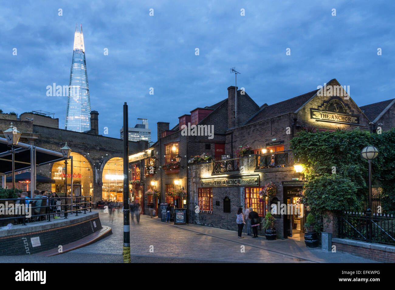 Die Anchor Pub, Riverside Thames, Hintergrund, The Shard t Architekt Renzo Piano, Southwalk, Wolken, London, UK Stockfoto