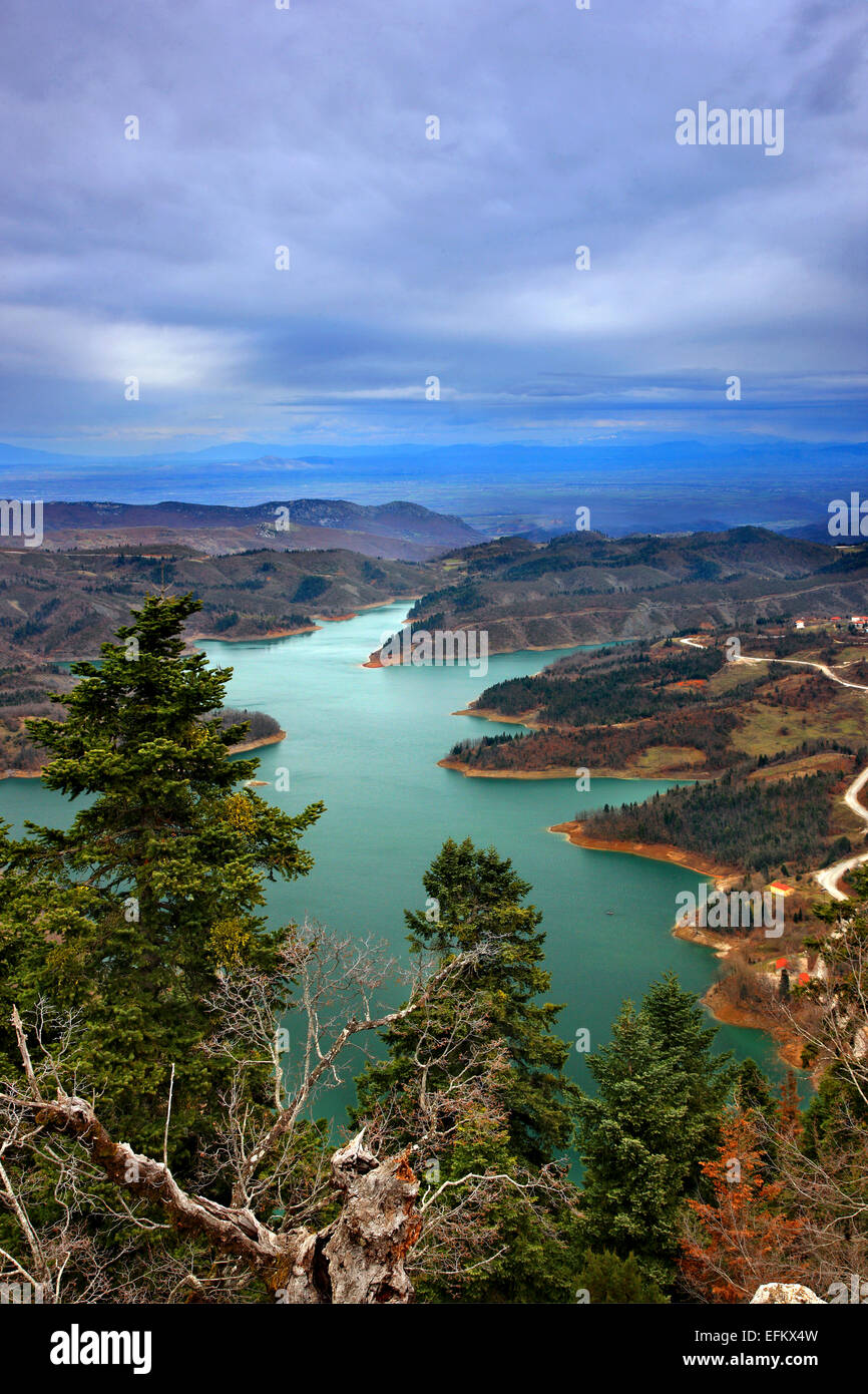 Panoramablick auf Plastiras-See von Beobachtungsposten auf Agrafa Berge. Karditsa, Thessalien, Griechenland. Stockfoto