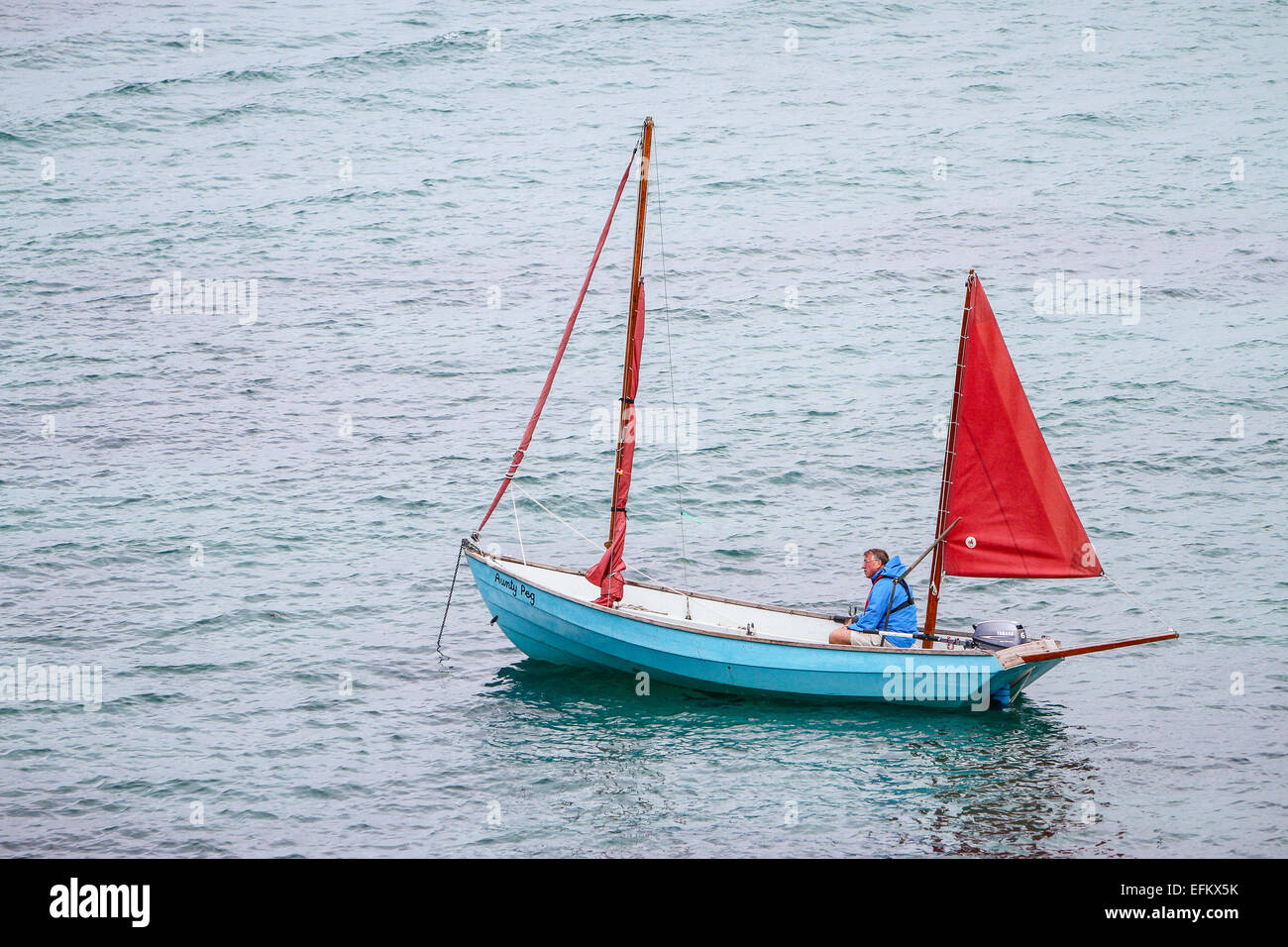 Mann in Segelboot aus die hl. Agnes, die Scilly-inseln, Großbritannien Stockfoto