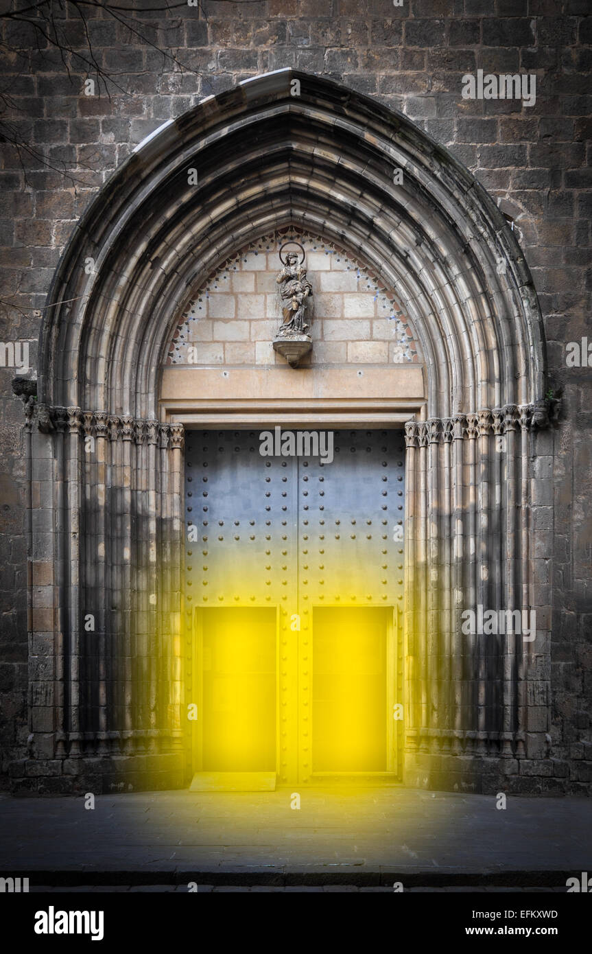 Kathedrale von Barcelona Spanien mit glühenden Tür Stockfoto